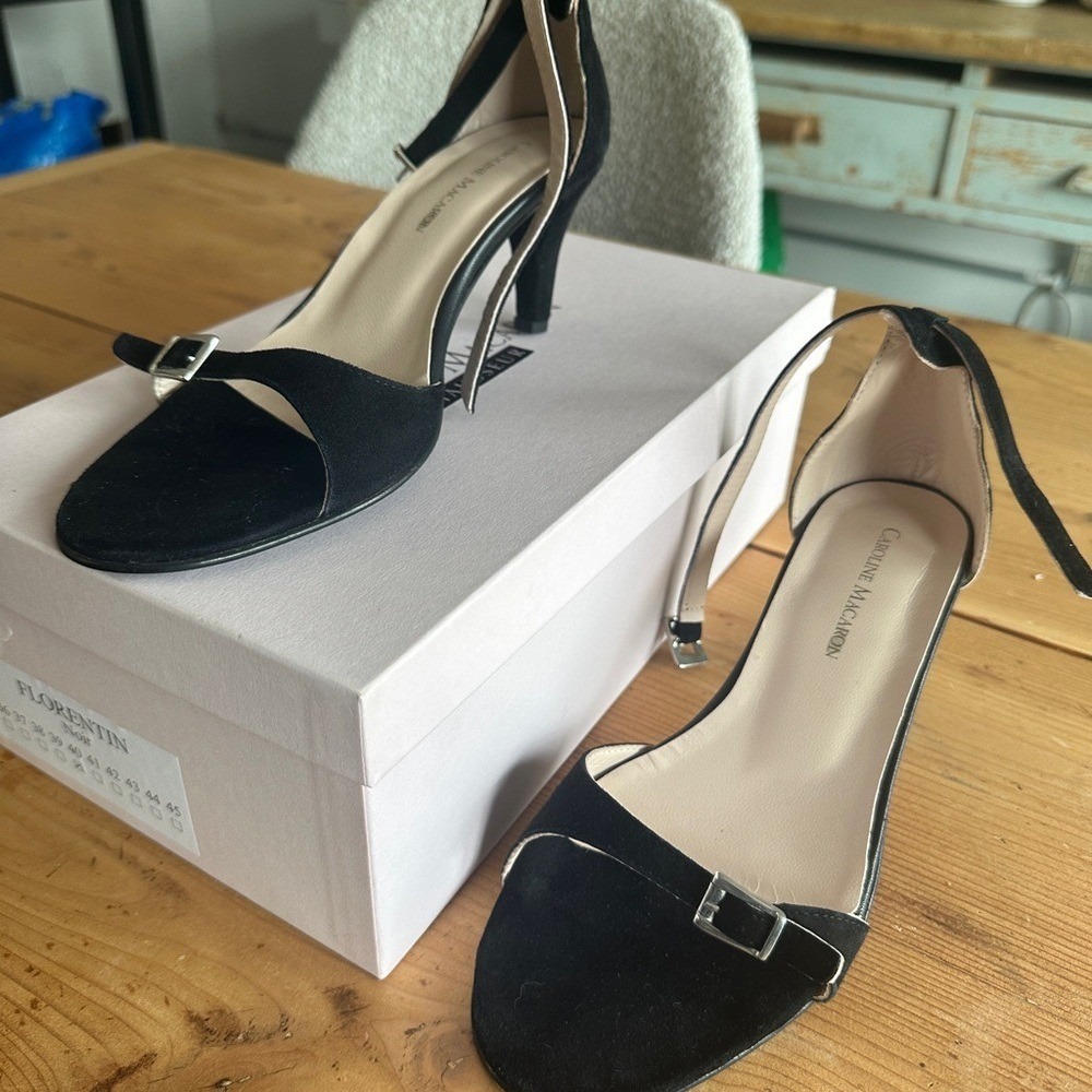 Chic Black Heels suede with ankle strap size 9
